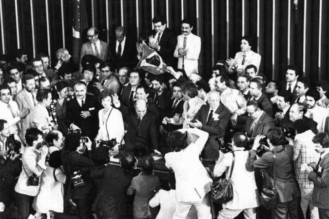 O resultado foi uma goleada: 480 votos para Tancredo e Sarney e 180, para Maluf e Marcílio. Houve 17 abstenções e nove ausências - (crédito: Cece/CB/D.A Press) O resultado foi uma goleada: 480 votos para Tancredo e Sarney e 180, para Maluf e Marcílio. Houve 17 abstenções e nove ausências - (crédito: Cece/CB/D.A Press)