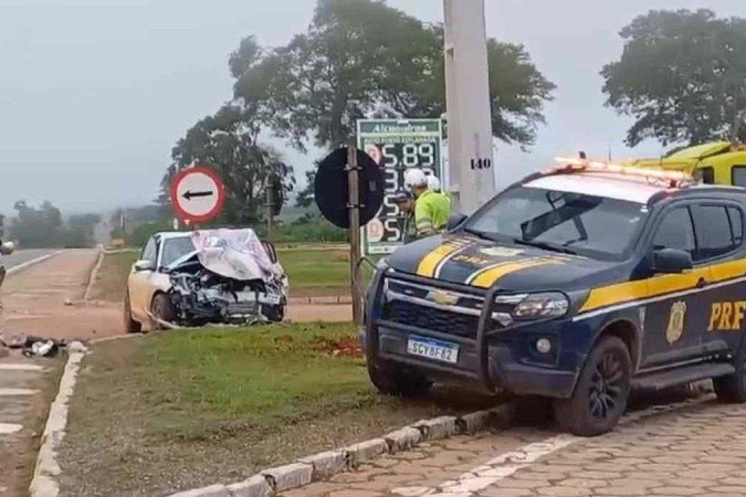 O motorista do carro e dois passageiros morreram no local -  (crédito: Reprodução/PRF GO)