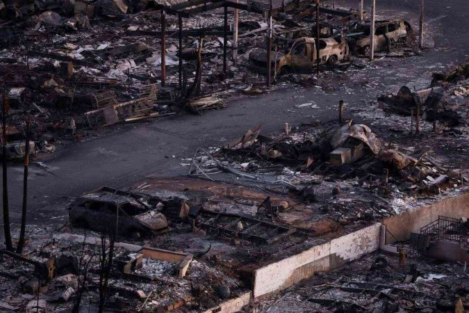 Parque de trailers destruído no incêndioé mostrado em 12 de janeiro de 2025 em Pacific Palisades, na Califórnia -  (crédito: JUSTIN SULLIVAN / GETTY IMAGES NORTH AMERICA / Getty Images via AFP)