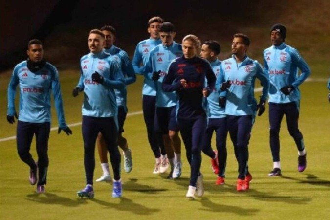 Filipe Luís faz aquecimento ao lado dos jogadores do Flamengo -  (crédito: Foto: Gilvan de Souza/Flamengo)