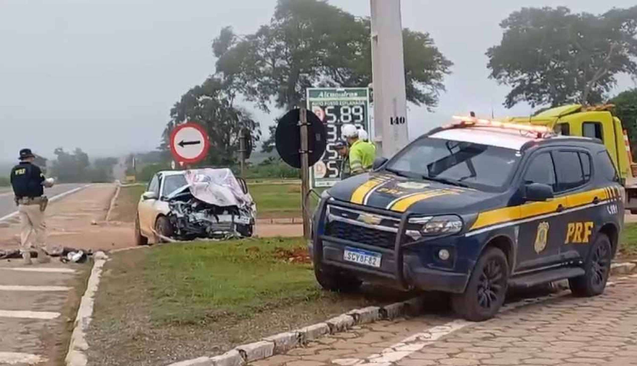 Três pessoas morrem em acidente com carro de prefeitura e carreta em Goiás