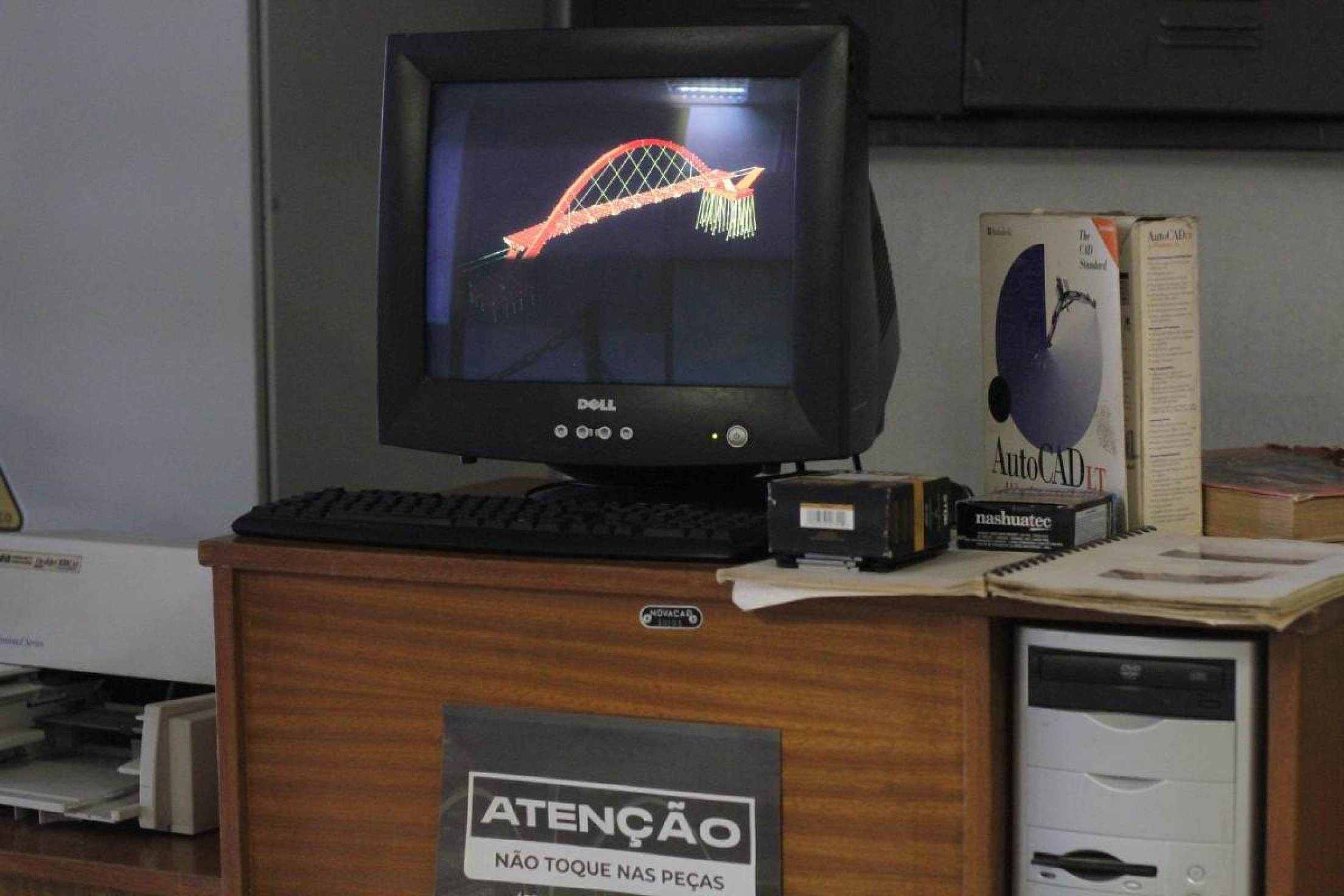 Exposição Memórias Avulsas, da Novacap — Projeção da Ponte JK em um monitor acoplado a um antigo computador