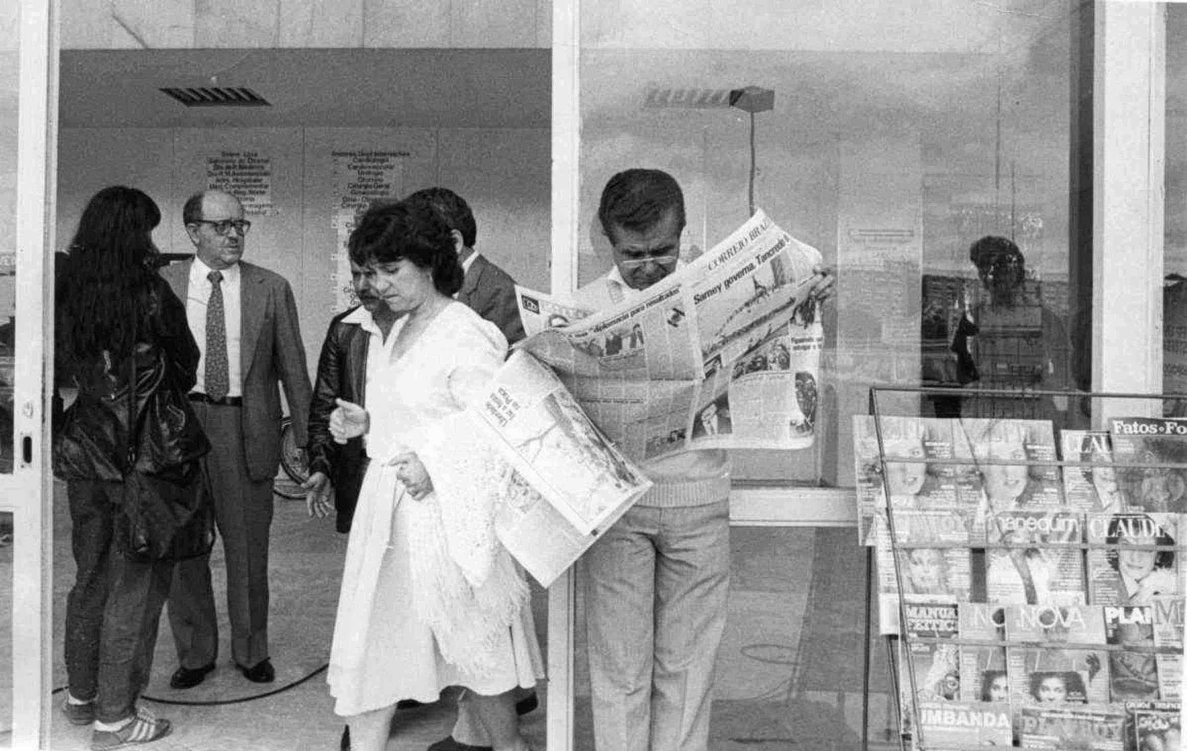 1985. Credito: Josemar Goncalves/CB/D.A Press. Brasil. Brasilia - DF. No Hospital de Base, movimentacao de pessoas interessadas em inforacoes sobre a saude do Presidente Tancredo Neves. Pasta - NEVES, Tancredo. CB, 18/03/1985. Pag. 17;