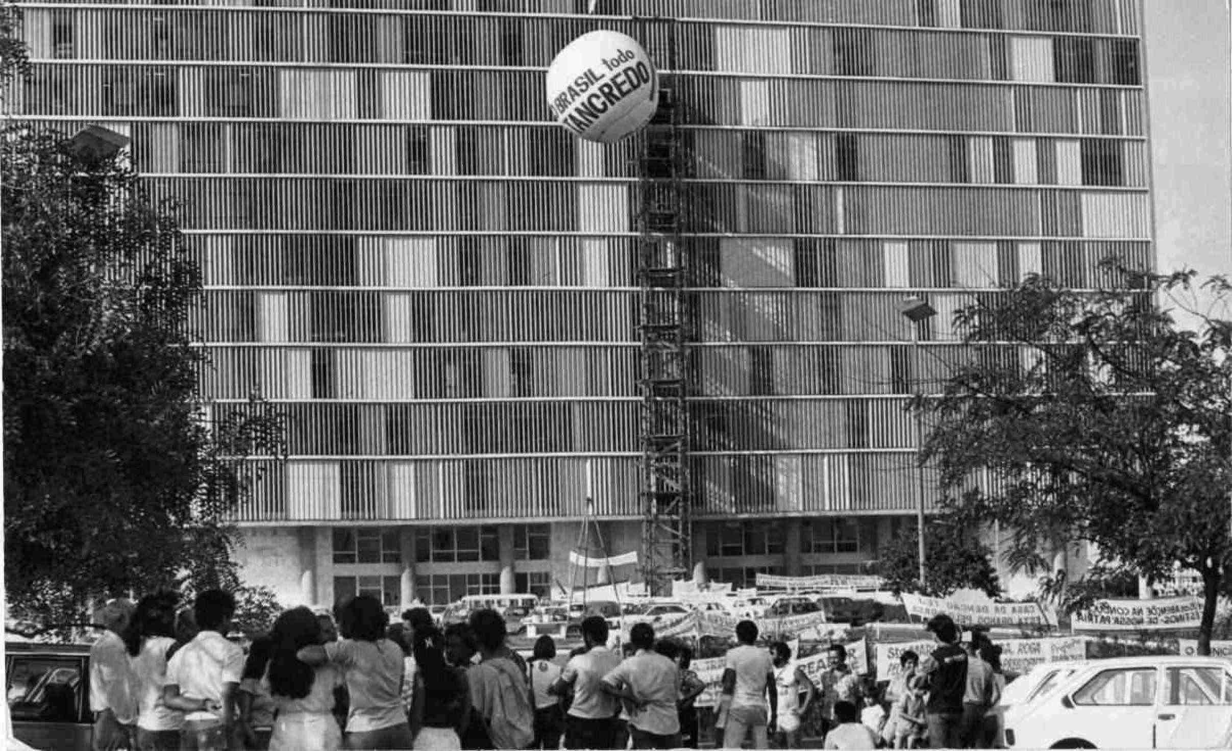 1985. Credito: Arquivo CB/D.A Press. Brasil. Brasilia - DF. Na porta do HBB, o balao hemenageia o presidente Tancredo Neves. Pasta - NEVES, Tancredo. Publ. 25/03/1985. Pag. 03; CB, 29/12/1985. Pag. 06;