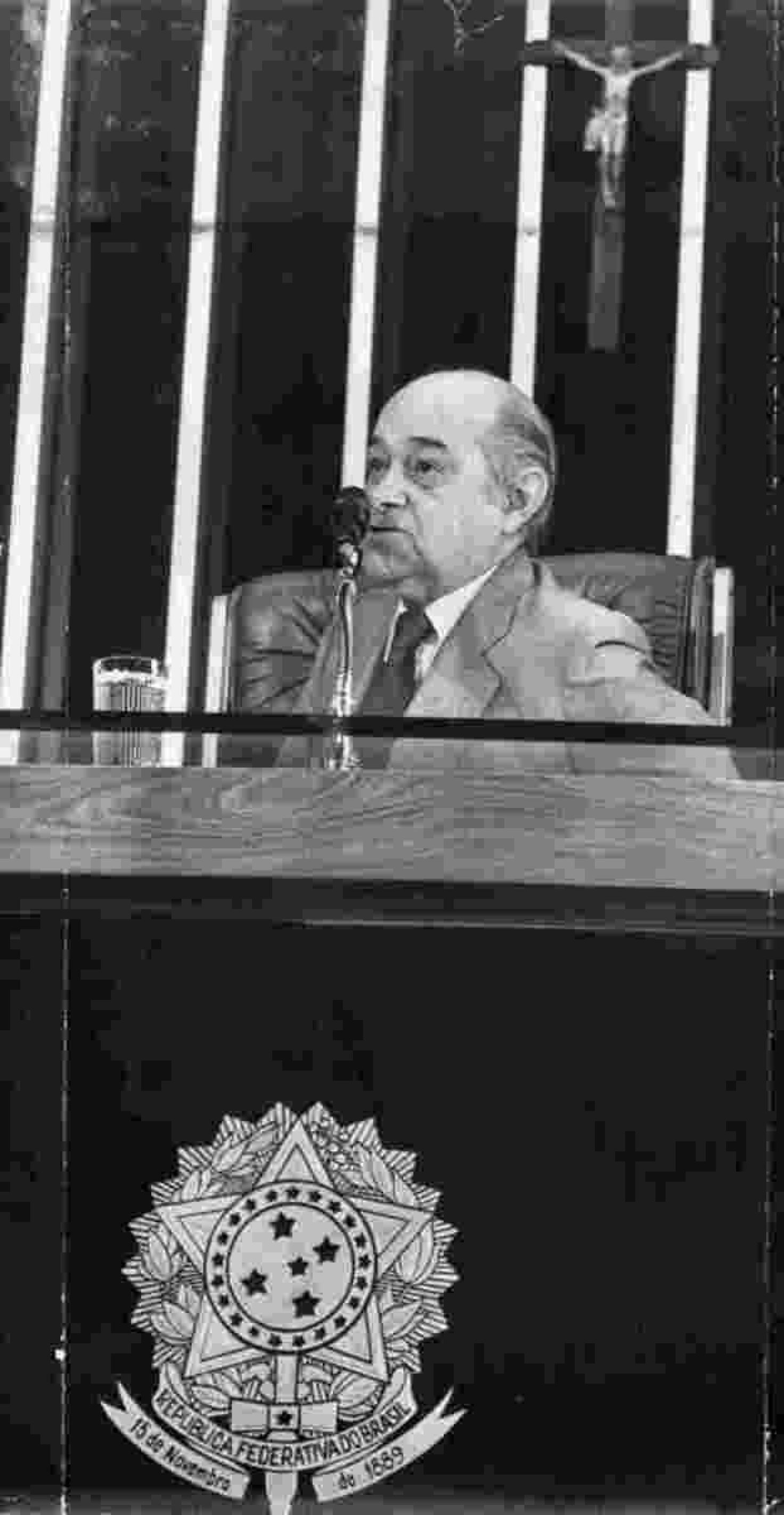 1985. Credito: Gilberto Alves/CB/D.A Press. Brasil. Brasilia - DF. Coletiva do presidente Tancredo Neves no plenario da Camara. Pasta - NEVES, Tancredo. Publi. CB, 22/01/1985. Pag. 07; CB, 22/04/1985. Pag. 16;