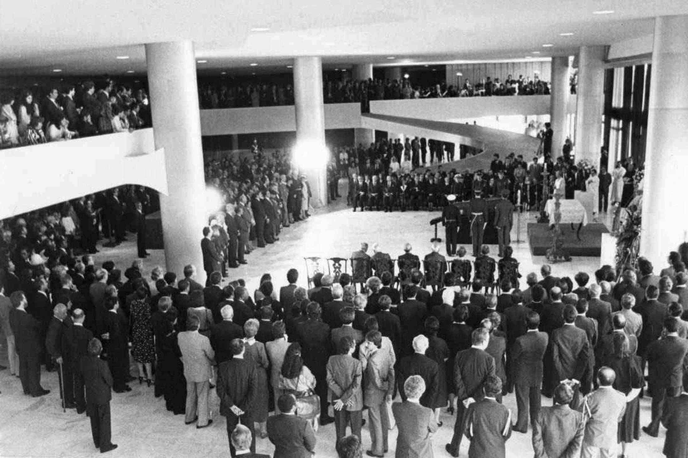 23/04/1985. Credito: Luiz Marques/CB/D.A Press. Brasil. Brasilia - DF. Missa no Palacio do Planalto pelo presidente Tancredo Neves. Pasta - NEVES, Tancredo. Pulbl. CB, 24/04/1985. Pag. 07;