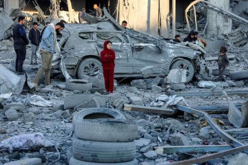 Palestinos em área bombardeada pelas forças israelenses na cidade de Gaza: últimos detalhes para trégua em negociação -  (crédito: AFP)