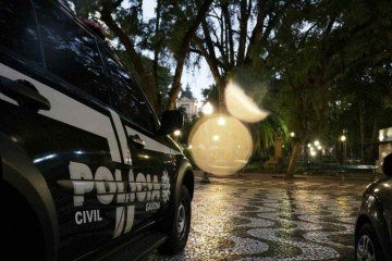 Na operação, produtores foram autuados por posse de defensivos ilegais ou em situação de armazenamento irregular -  (crédito: Divulgação/PCRS)