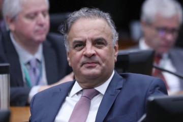 Aécio Neves: A democracia que nós respiramos hoje no Brasil é fruto da grandeza de uma geração de homens públicos, simbolizada pelo presidente Tancredo' -  (crédito: Bruno Spada/Câmara dos Deputados)