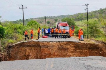 Terceiro corpo tragado pelo desabamento da SE-438 foi encontrado -  (crédito: Corpo de Bombeiros Militar de Sergipe)