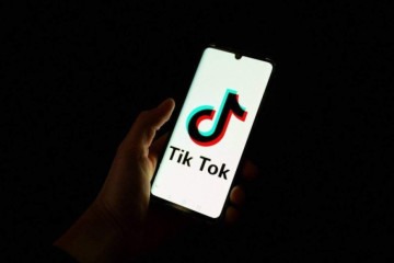 TikTok descreveu como 'pura ficção' os relatos de que a China está considerando a possível venda da subsidiária nos EUA para o bilionário Elon Musk -  (crédito: ANTONIN UTZ / AFP)