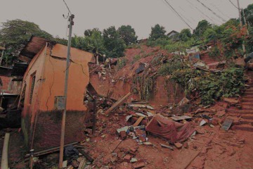 Área onde foram encontrados os corpos de cinco das 10 pessoas que morreram nos deslizamentos da cidade: segurança das casas no entorno preocupa moradores -  (crédito: Edésio Ferreira/EM/D.A Press)