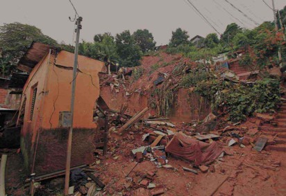 Área onde foram encontrados os corpos de cinco das 10 pessoas que morreram nos deslizamentos da cidade: segurança das casas no entorno preocupa moradores -  (crédito: Edésio Ferreira/EM/D.A Press)