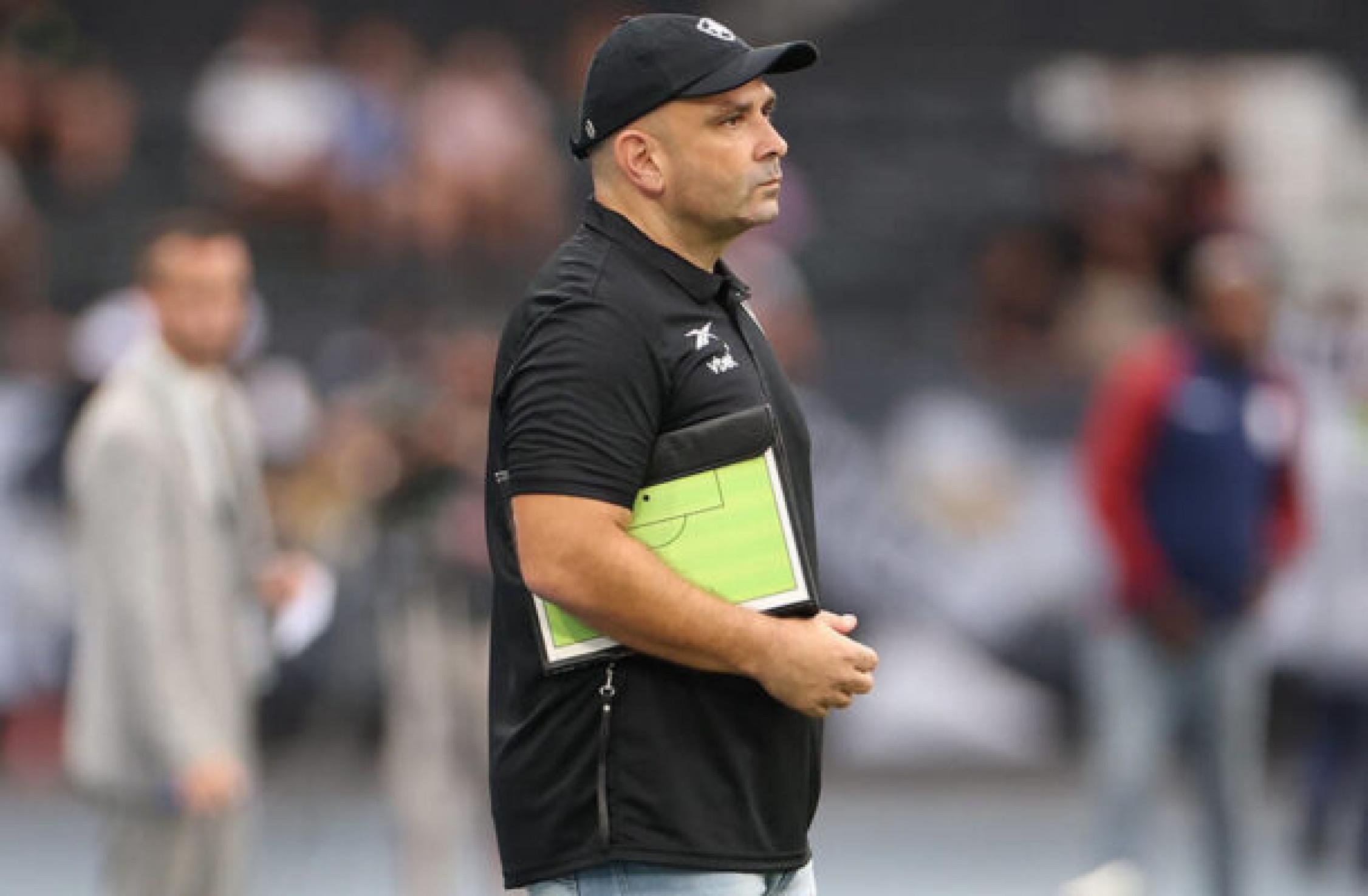 Carlos Leiria comenta desejo de treinar time principal do Botafogo: ‘A diretoria vai dar a resposta’