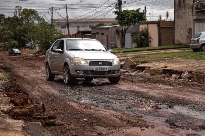 Moradores do Pôr do Sol reclamam das más condições do asfalto