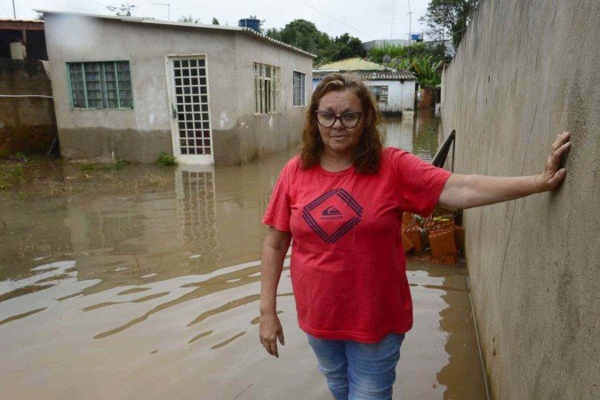 Elenice de Araújo viu a casa desabar e não conseguiu salvar nada