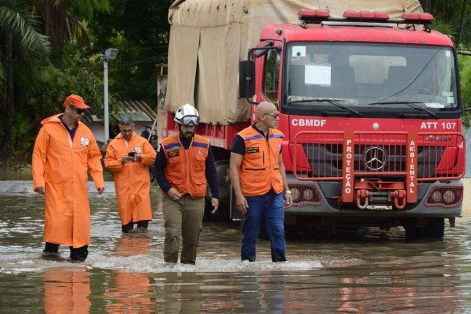 CBMDF retirou cerca de 30 pessoas na Estância Mestre D'armas