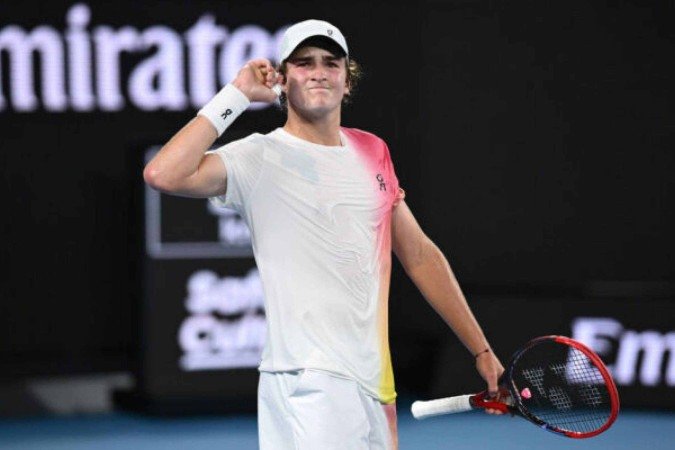 MELBOURNE, AUSTRALIA - JANUARY 14: Joao Fonseca of Brazil celebrates a point against Andrey Rublev in the Men's Singles First Round match during day three of the 2025 Australian Open at Melbourne Park on January 14, 2025 in Melbourne, Australia. (Photo by Hannah Peters/Getty Images)
Caption - (crédito: Getty Images) MELBOURNE, AUSTRALIA - JANUARY 14: Joao Fonseca of Brazil celebrates a point against Andrey Rublev in the Men's Singles First Round match during day three of the 2025 Australian Open at Melbourne Park on January 14, 2025 in Melbourne, Australia. (Photo by Hannah Peters/Getty Images)
Caption - (crédito: Getty Images)