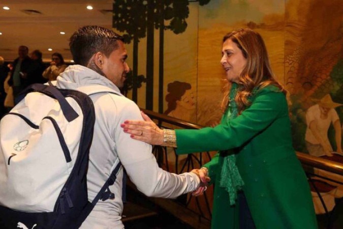  A presidente Leila Pereira e o jogador Dudu (E), da SE Palmeiras, durante desembarque no hotel de concentra....o da equipe. (Foto: Cesar Greco)
     -  (crédito:  Cesar Greco)