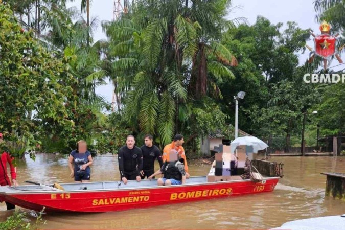 Uma senhora e algumas crianças foram resgatadas em um barco no Condomínio Sarandi, em Planaltina -  (crédito: CBMDF/Divulgação)