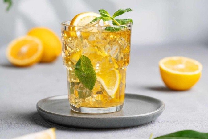 Chá gelado de hortelã com limão-siciliano (Imagem: Buntovskikh Olga | Shutterstock) - (crédito: Edicase) Chá gelado de hortelã com limão-siciliano (Imagem: Buntovskikh Olga | Shutterstock) - (crédito: Edicase)