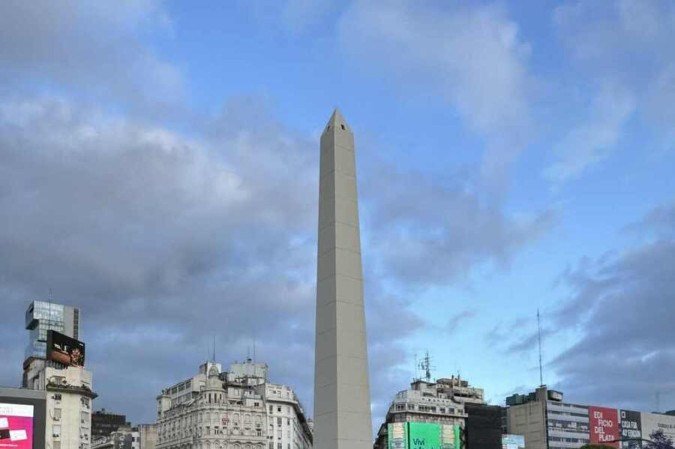 Ponto central da cidade, o Obelisco foi erguido no local onde foi fincada pela primeira vez a bandeira da Argentina em Buenos Aires