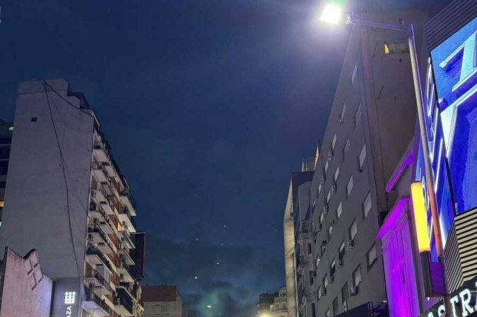 A Calle Corrientes é uma rua que agita Buenos Aires durante a noite com muitos restaurantes, teatros e bares