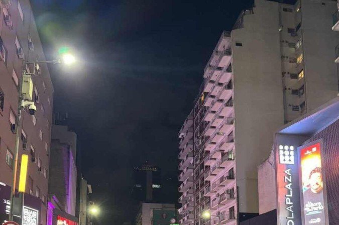 Na Calle Corrientes, encontram-se restaurantes, teatros, cinemas e bares