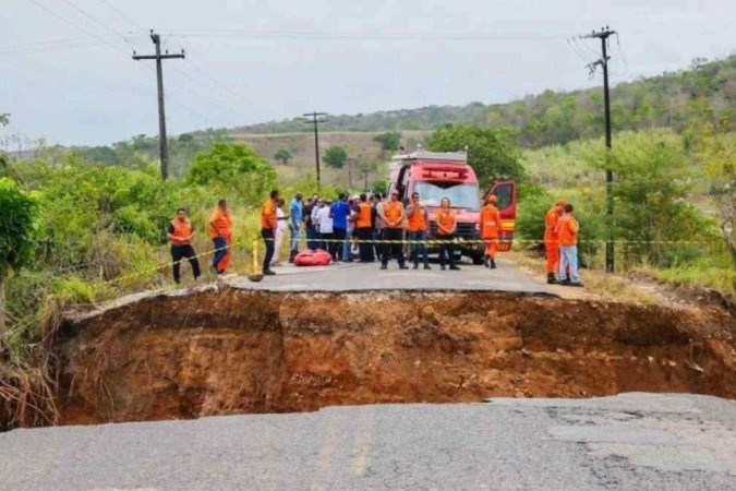 Terceiro corpo tragado pelo desabamento da SE-438 foi encontrado -  (crédito: Corpo de Bombeiros Militar de Sergipe)