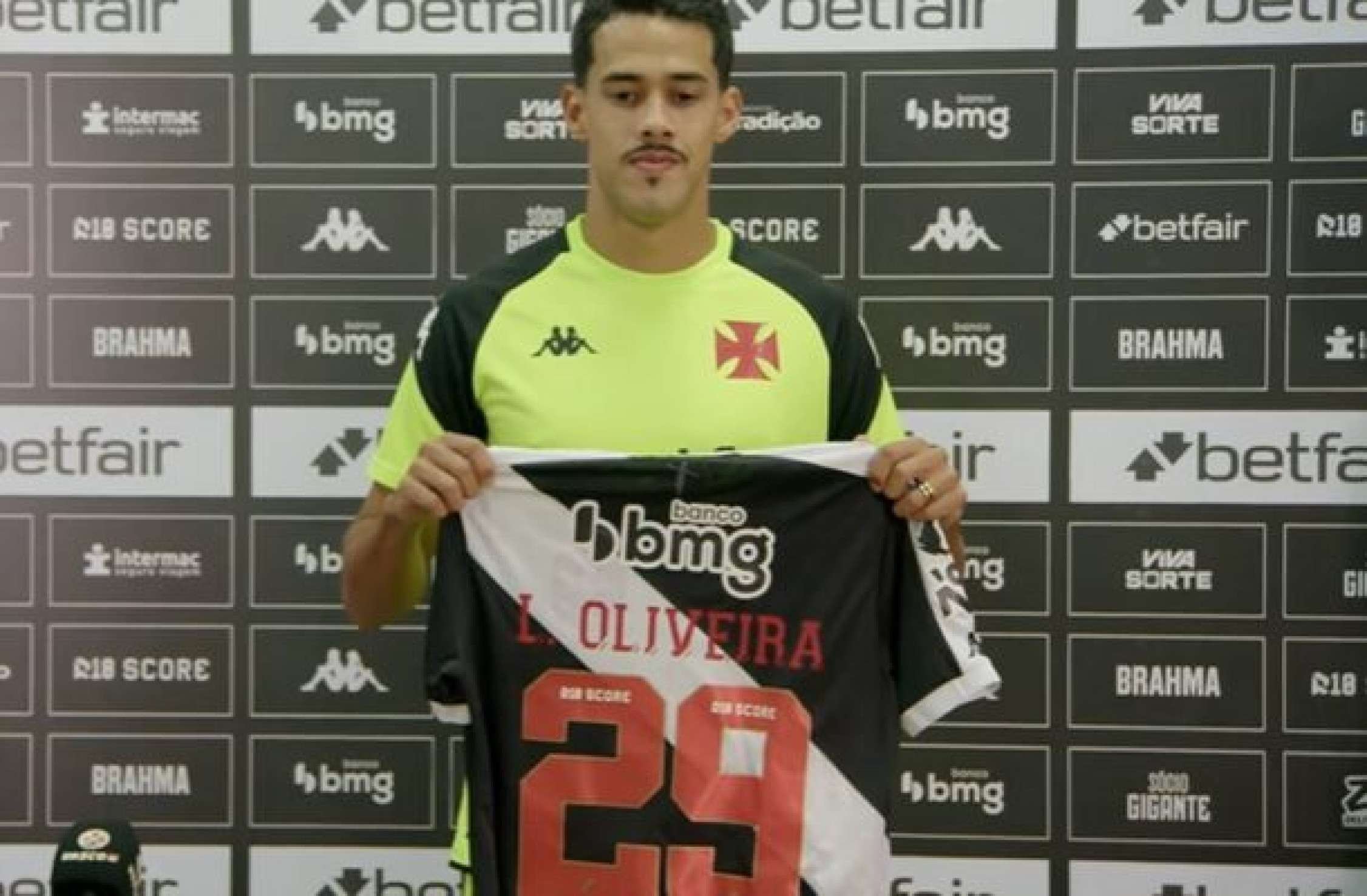 Lucas Oliveira é apresentado no Vasco: ‘Maior desafio da carreira’