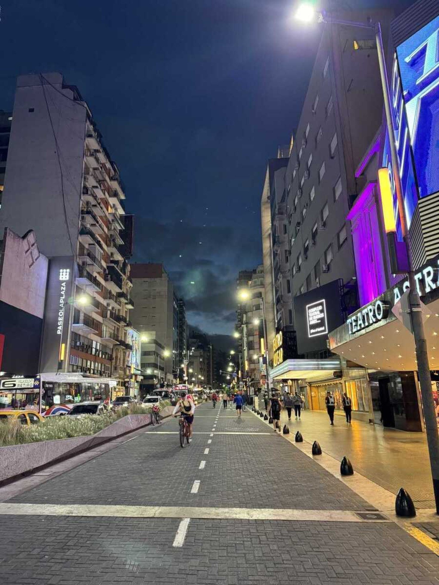A Calle Corrientes é uma rua que agita Buenos Aires durante a noite com muitos restaurantes, teatros e bares