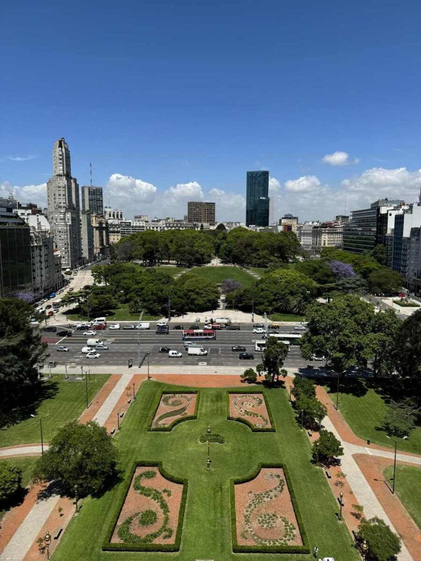 As praças são elementos tradicionais da cidade e estão presentes em todos os cantos
