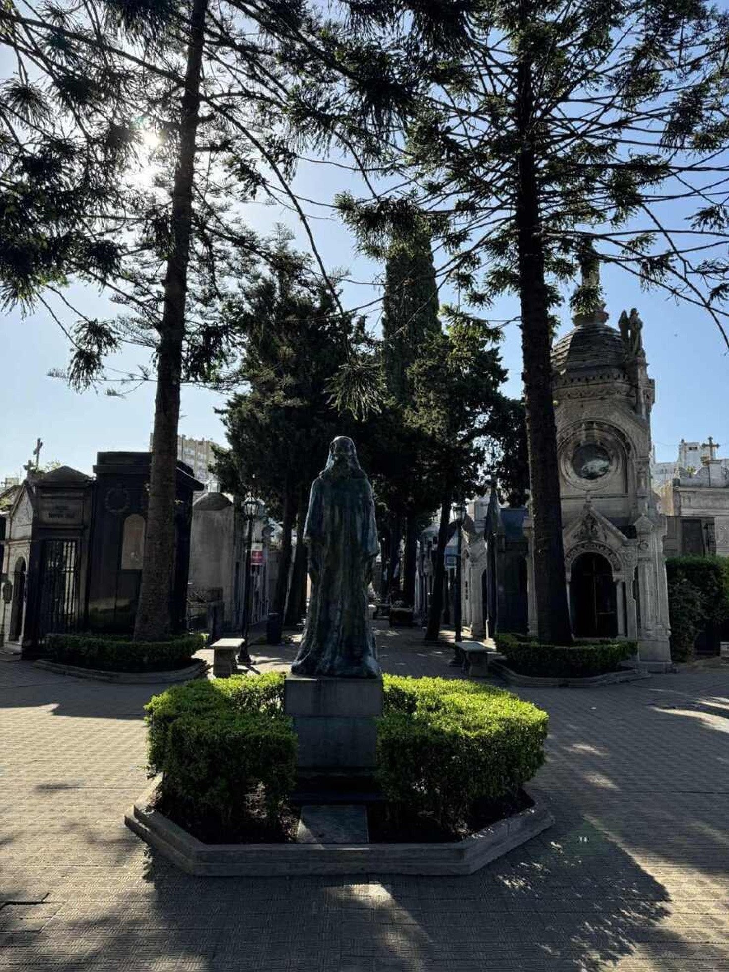 Mesmo sendo um lugar inusitado, o Cemitério da Recoleta é um dos principais destinos de turistas em Buenos Aires