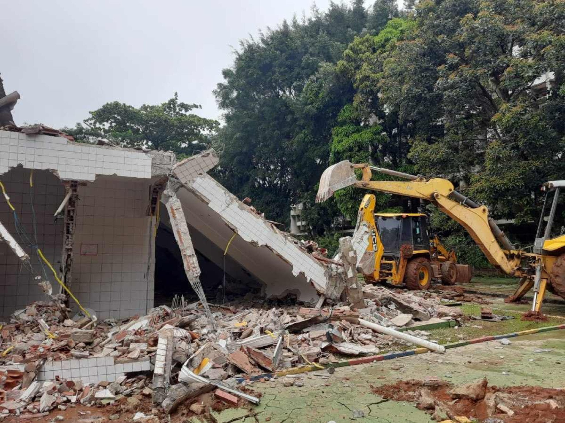 Derrubada da escola Ursinho Feliz, na entrequadra 112/312 Sul