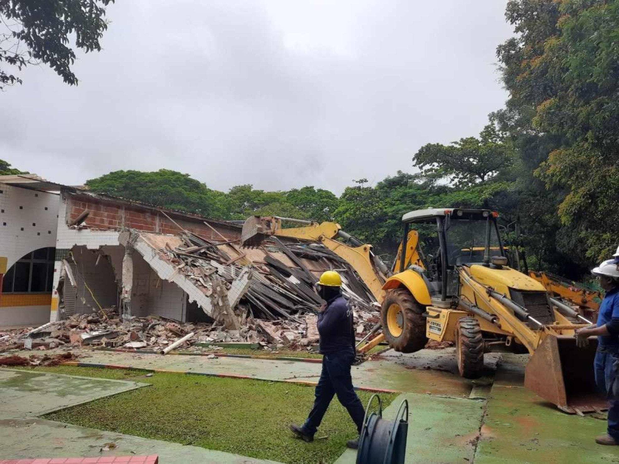 Derrubada da escola Ursinho Feliz, na entrequadra 112/312 Sul