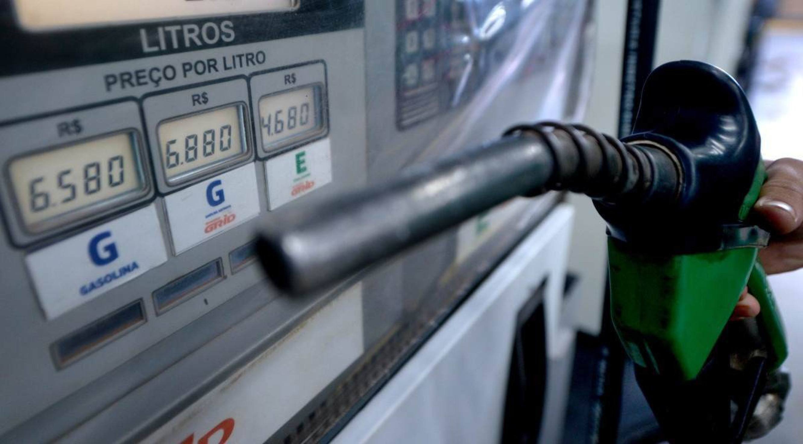 Aumento dos preços puxado pelos combustíveis tira dos agentes econômicos a esperança de uma queda mais acentuada dos juros neste ano -  (crédito:  Ed Alves/CB/DA.Press)