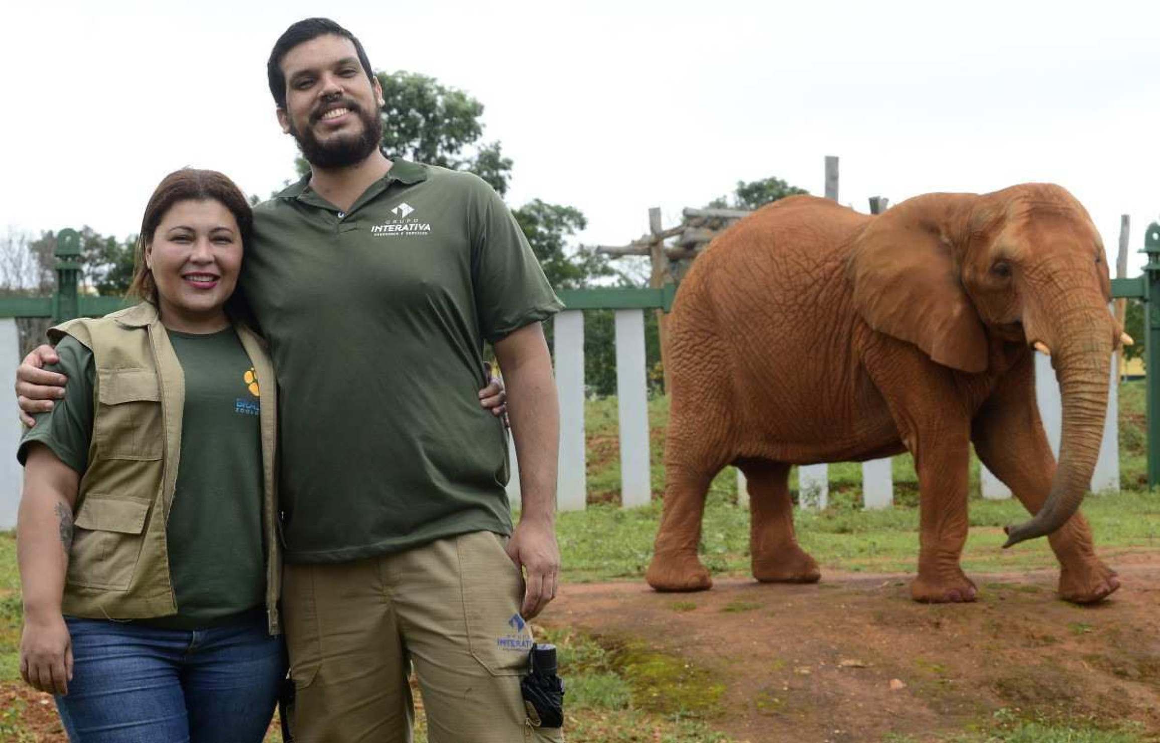  15/01/2025 Crédito: Marcelo Ferreira/CB/D.A Press. Brasil. Brasília - DF - Zoológico de Brasília. Histórias dos bichos mais queridinhos do Zoo. Hellen Cristina de Sousa (médica veterinária e chefe do núcleo de mamíferos) com Rapahel Braz Camargo, biólogo e supervisor do setor de mamíferos.