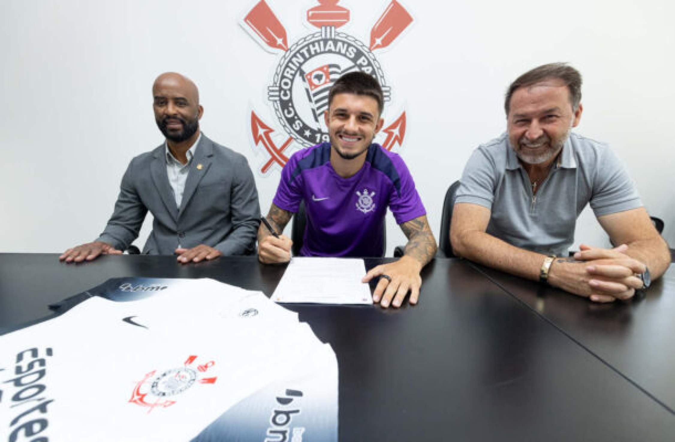 Corinthians renova contrato com Léo Mana