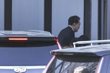 O presidente sul-coreano Yoon Suk Yeol chega ao complexo edifício que abriga o Escritório de Investigação de Corrupção para Altos Funcionários (CIO) em Gwacheon em 15 de janeiro de 2025. -  (crédito: STR / KOREA POOL / AFP)