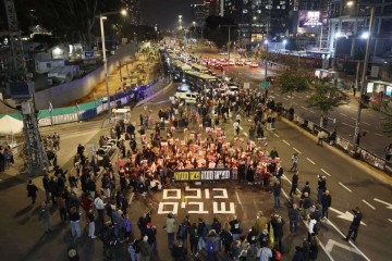 Manifestantes participam de um protesto pedindo ação para garantir a libertação de israelenses mantidos reféns em Gaza desde outubro de 2023, em frente ao Ministério da Defesa israelense em Tel Aviv em 15 de janeiro de 2025, em meio à guerra em andamento entre Israel e o grupo militante Hamas. Israel disse em 15 de janeiro que vários pontos no acordo de cessar-fogo e libertação de reféns em Gaza ainda precisavam ser resolvidos, mas esperava que fossem 'finalizados esta noite', mesmo com a notícia de que um acordo com o Hamas havia sido alcançado.       -  (crédito:  Jack GUEZ /AFP)