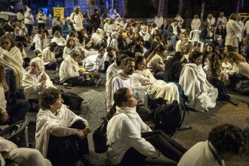 Familiares de reféns israelenses realizam uma vigília do lado de fora da residência do primeiro-ministro Benjamin Netanyahu, em Jerusalém  -  (crédito: John Wessels/AFP)