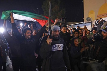 Moradores de Khan Yunis, no sul de Gaza, comemoram com bandeira