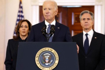 Biden (C) fala ao lado de Kamala Harris (L) e Antony Blinken (D)