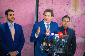 Haddad com Messias (E) e Barreirinhas: 'Medida provisória reforça os princípios da não oneração, da gratuidade do uso do Pix' -  (crédito: João Risi / Seaud / PR)