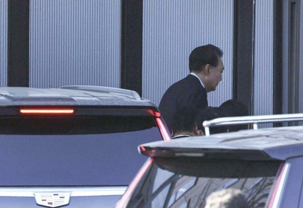 O presidente sul-coreano Yoon Suk Yeol chega ao complexo edifício que abriga o Escritório de Investigação de Corrupção para Altos Funcionários (CIO) em Gwacheon em 15 de janeiro de 2025. -  (crédito: STR / KOREA POOL / AFP)