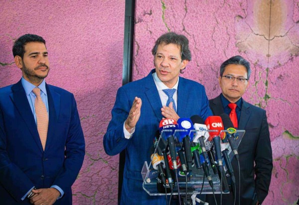 Haddad com Messias (E) e Barreirinhas: 'Medida provisória reforça os princípios da não oneração, da gratuidade do uso do Pix' -  (crédito: João Risi / Seaud / PR)