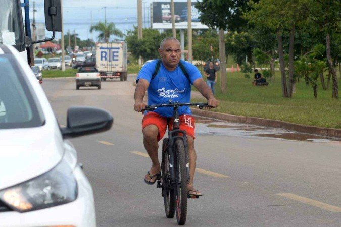 Mauricio dos Santos precisa dividir espaço com os carros pela falta de ciclovias no caminho para o trabalho
