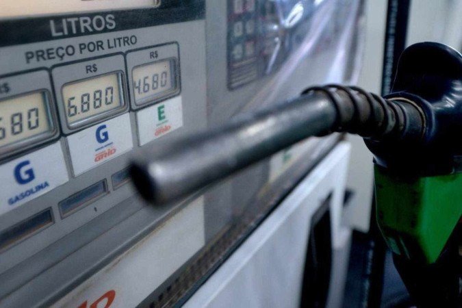 Petrobras reduz em 4,9% preço da gasolina às distribuidoras; veja novos valores