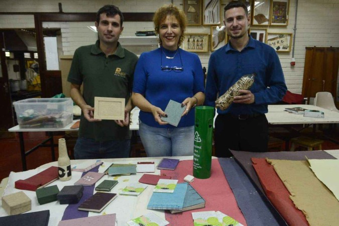 Felipe Poiato, Thérèse Hofmann e Marco Antônio Barbosa mostram o artesanato e as guimbas. O coletor verde está em várias cidades -  (crédito:  Marcelo Ferreira/CB/D.A Press)