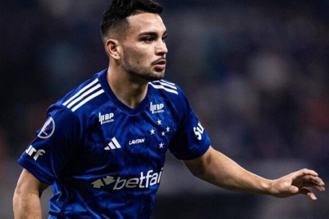 PERALTA - Entrou na vaga de Walace ainda no segundo tempo e somente apareceu para receber um cartão amarelo com poucos segundos em campo e arriscou uma finalização, mas para fora. Nota 5,0 - Foto: